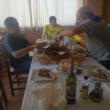 Restaurante La Llave personas reunidas en mesa